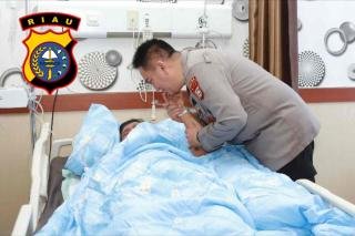 Irjen Iqbal Besuk Kapolda Jambi Berikan Semangat Penuh Haru