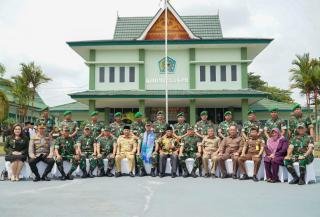 Pj Bupati Kampar Sambut Kunker Aster Kasad Mayor Jendral TNI Karmin Suharna Ke Kodim 0313/KPR