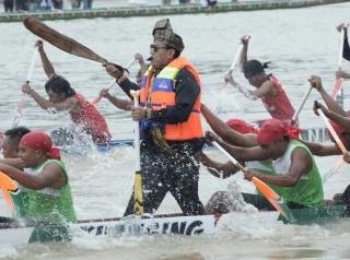 Tampil Beda, Bupati Kuansing Berpacu Menjadi Timbo Ruang