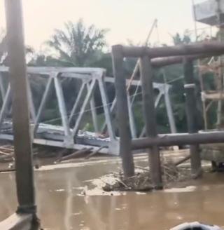 Jembatan Rangka Baja di Kepenuhan Ambruk