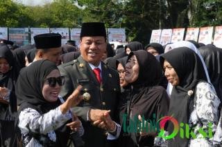 Usai Upacara Hardiknas  :  Suhardiman Salami Guru dan Ketua PGRIÂ 