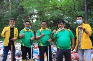 Sekdako M, Jamil Bergotong Royong Bersama BEM Universitas Lancang Kuning dan Pihak DLHK Membersihkan Sampah