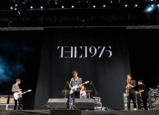 Ciuman Sesama Jenis, Konser Musik "The 1975" DihentikanÂ 