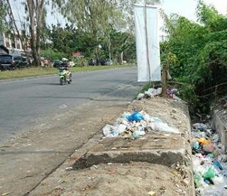 Sampah Kembali Hantui Jalan Kota PekanbaruÂ 