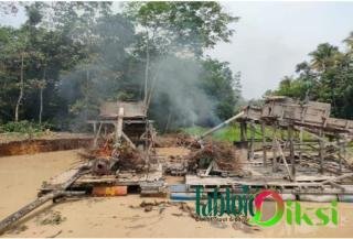 Tiga Rakit PETI di Desa Muara Sentajo di Rusak dan Bakar