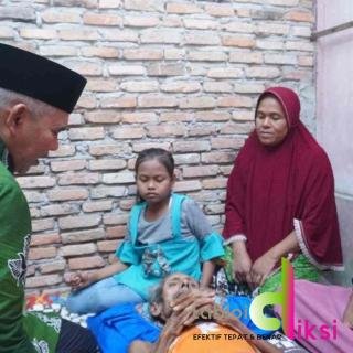 Peduli Sesama, Bupati Kamsol Kunjungi Warga Pengidap Sakit Keras