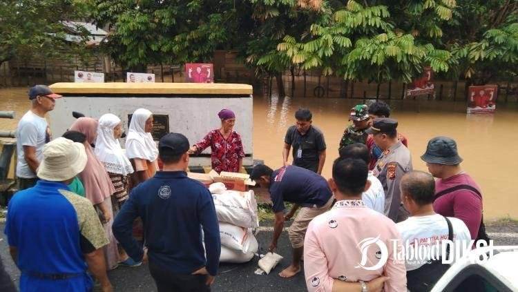 Tokoh Masyarakat Pangean Bagikan Sembako Pada Terdampak Banjir di Kuansing