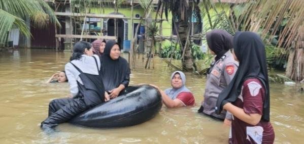 Polwan Brigadir Siti Fatimah Arungi Wilayah Banjir Kampar