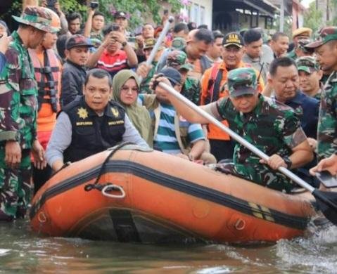 Muflihun Kunjungi Korban Banjir di Rumbai 