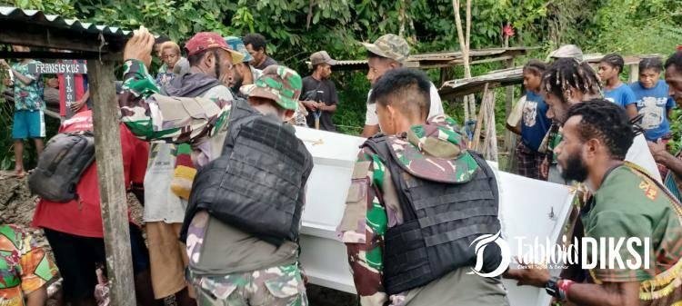 Satgas Yonif 122/TS Bantu Proses Pemakaman Masyarakat Kampung