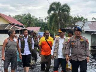 Brimob Riau Bantu Korban Banjir dan Sosialisasi Pemilu Damai di Tanah Putih Rohil