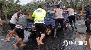 Personil Polres Pelalawan Bergerak Cepat Tangani Dampak Banjir