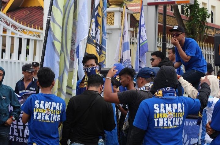 Asykar Theking Gelar Aksi Damai Selamatkan PSPS Riau