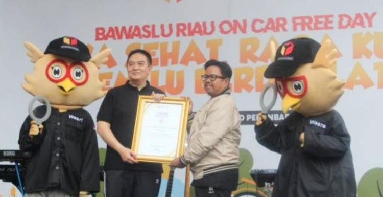 Kapolda Riau Terima Penghargaan Bawaslu  