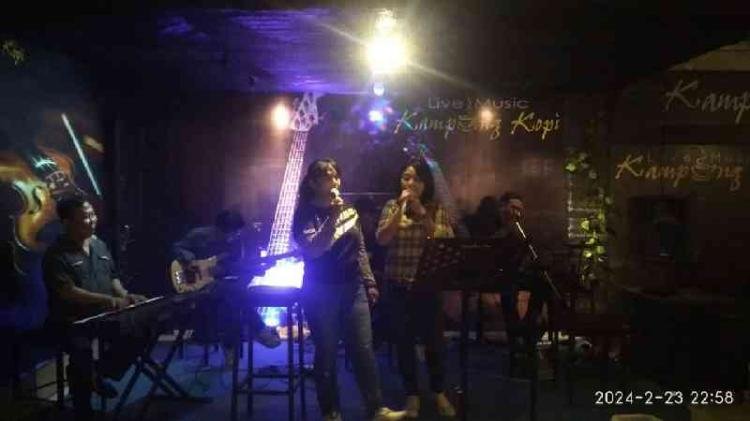 Hibur Pengunjung, Kampong Kopi Jalan Tulip Sajikan Live Musik Semua Genre