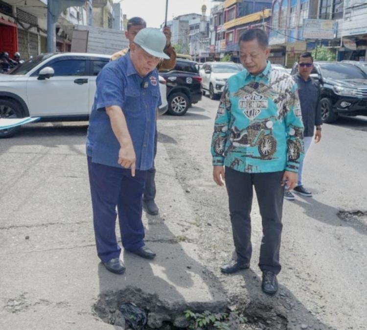 Pj Gubri Turun Langsung Tinjau Jalan Rusak 