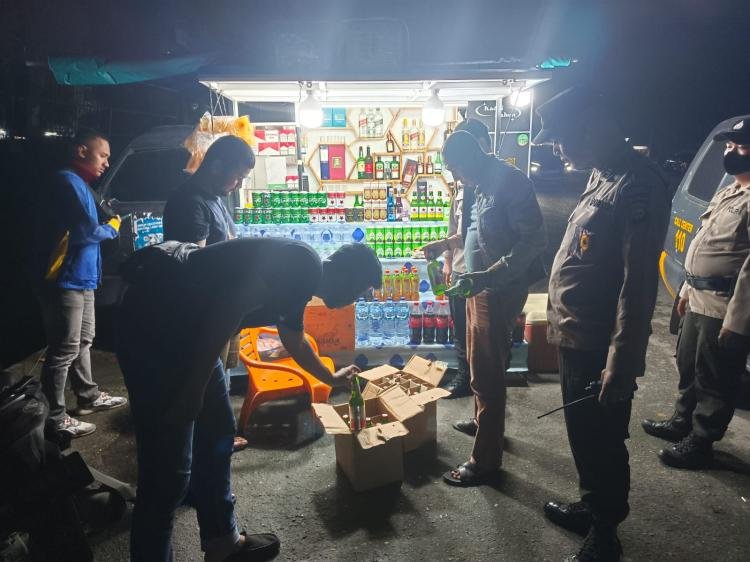 Patroli KRYD Jelang Ramadhan, Polsek Senapelan Amankan Puluhan Botol Miras