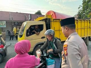 Polsek Limapuluh Bagikan Takjil ke Masyarakat