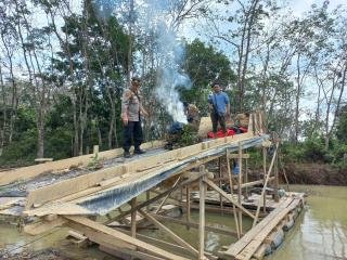 Kapolsek Pangean dan Kapolsek Benai Tertibkan PETI di Perbatasan Kecamatan Pangean dan Benai