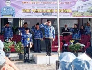 Kadisdik Riau Pimpin Peringatan Hardiknas di SMAN 1 Bangkinang Kota