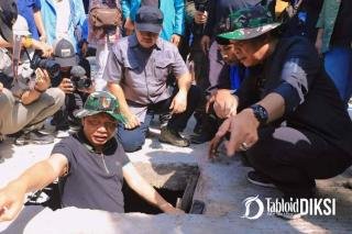 Atasi Banjir Pj Walikota Saksikan Sekdako Aksen Masuk Gorong