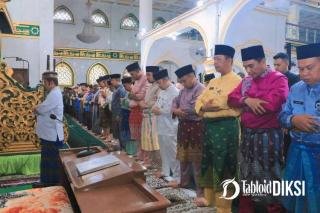 Pj Walikota Bersama Sekdako Ziarah ke Makam Marhum Pekan