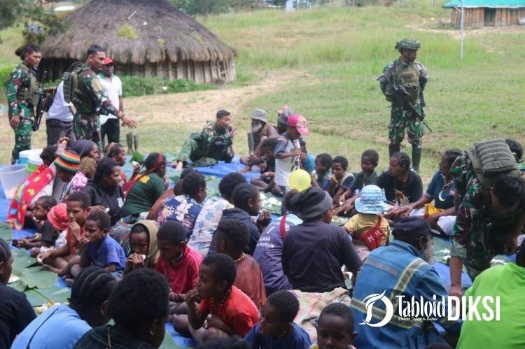 Yonif 323 Buaya Putih Jalin Kebersamaan Makan Siang 