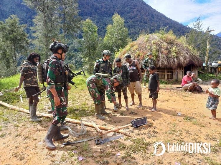 Kampung Wuloni Terang Berkat Kehadiran Satgas Yonif 323 Buaya Putih