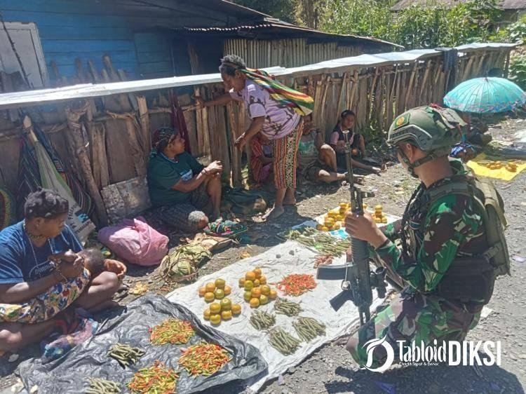 Prajurit Yonif 323 Buaya Putih Dukung Perekonomian Lokal di Beoga