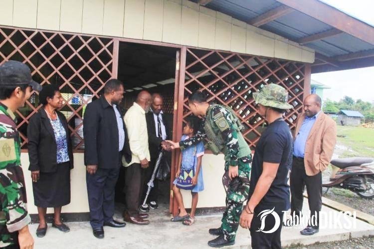 Kunjungi Tokoh Gereja Tertua di Kenyam, TNI Siap Fasilitasi Renovasi