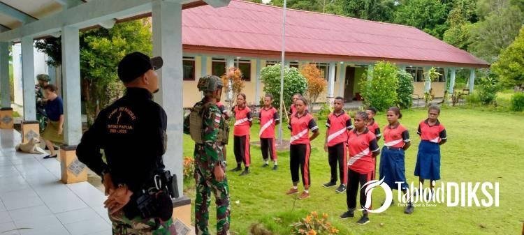 Gelar Latihan Dasar PBB di SMP 1 Mare Oleh Satgas Yonif 762