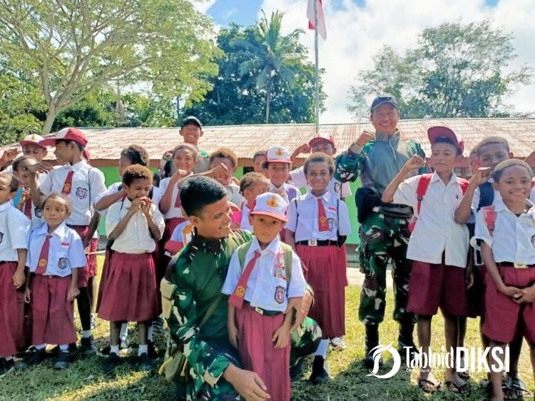 Membahagiakan, Satgas Yonif 122/TS Berikan Alkitab dan Makanan Ringan Diperbatasan