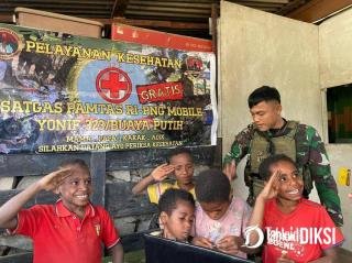 Satgas Yonif 323 Buaya Putih Kreatif Ajak Anak-Anak Papua Belajar Sambil Bermain