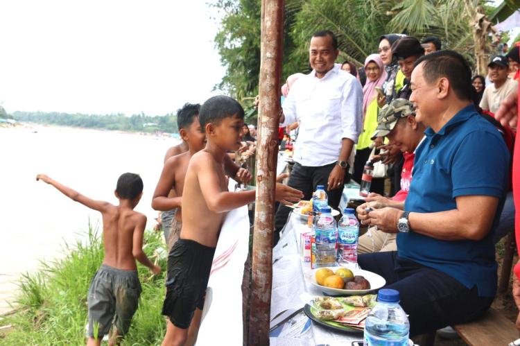 Tribun Gratis yang Disediakan H. Halim Membludak, Masyarakat : Kami Merasa Sangat Terbantu