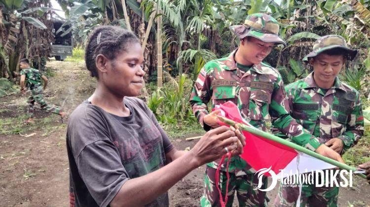 Kampung Gambut Dihiasi Bendera Merah Putih, TNI Satgas Yonif 122/TS Ajak Warga Cintai Tanah Air