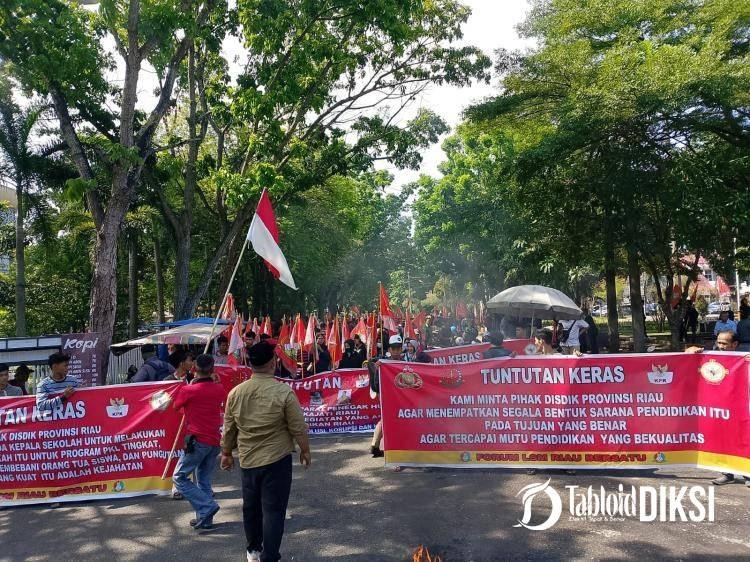 Aksi Demo Forum LSM Riau Bersatu ke Disdik Riau