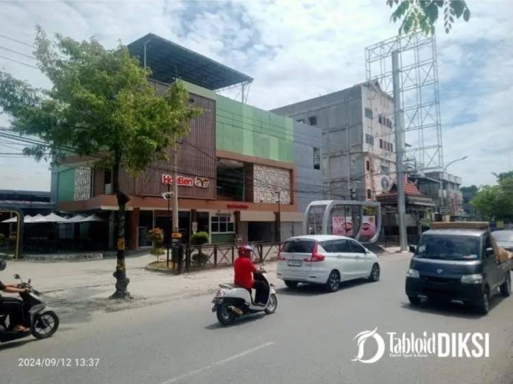 Hampir Dua Minggu Tiang Reklame Tak Dibongkar, Masyarakat Pertanyakan Respons Pemkot