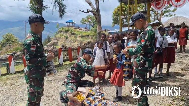 Senang Bahagia! Anak-Anak Sekolah Terima Jajanan Dari Satgas Yonif 641/Bru
