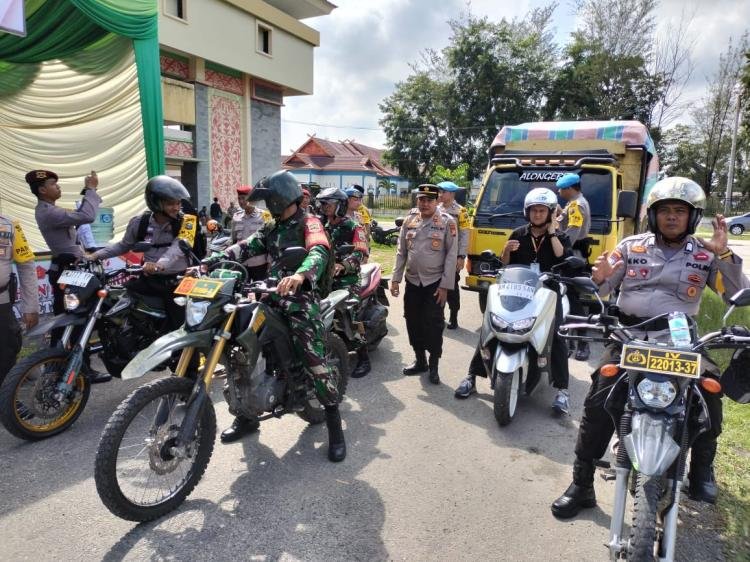 Pengawalan Ketat Pengiriman Surat Suara Pilkada 2024 Di Kecamatan Tualang, Personil Gabungan Polri Dipimpin Kapolsek Tualang