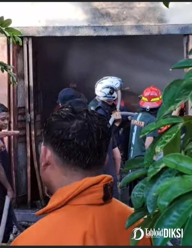 Ruko Dua lantai terbakar, masyarakat bersama pihak pemadam kebakaran Lain Nya Berhasil Padamkan Api