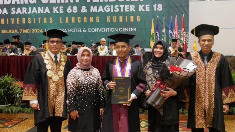 Wakil Ketua DPRD Pekanbaru Lulus Pascasarjana dengan Gelar Magister Manajemen di Unilak