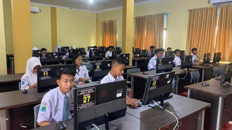 Aplikasi Ujian Akhir Semester Terus Dikembangkan, Siswa SMKN 1 Benai Tanpa Paket Data Tetap Bisa Ujian Melalui Smartphone