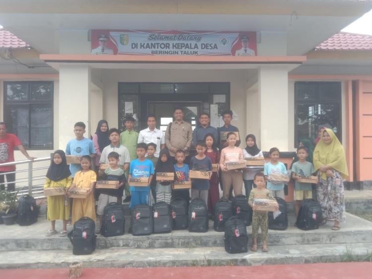 Pemdes Desa Beringin Taluk Salurkan Bantuan Peralatan Sekolah Untuk Anak Kurang Mampu