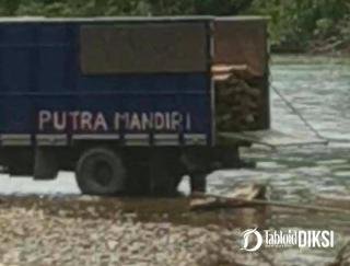 Ada Rakit Kayu di Sungai Desa Tanjung Belit, Kepolisian Setempat Belum Memberikan Komentar !