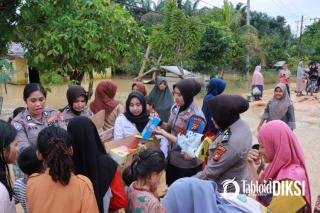 Wakapolda Riau Tinjau Langsung Lokasi Banjir di Gunung Sahilan, Salurkan Bantuan Sembako dan Layanan Kesehatan!  