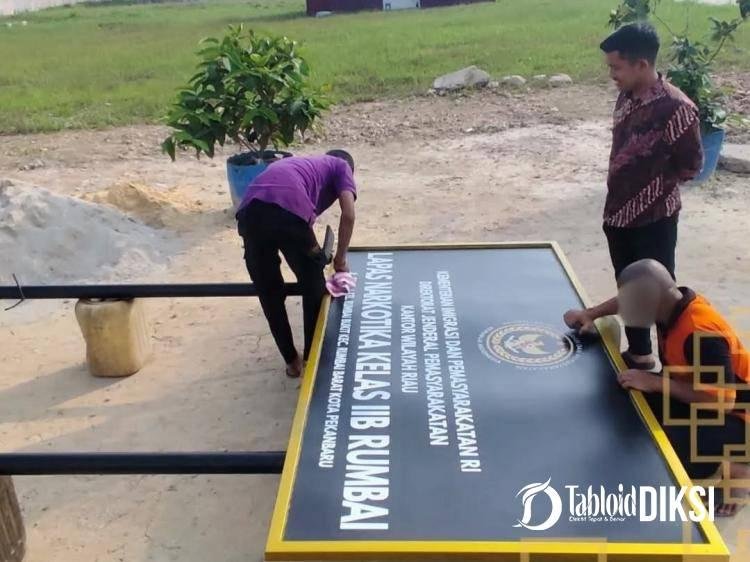 Warga Binaan Lapas Narkotika Rumbai Ciptakan Papan Plang Nama
