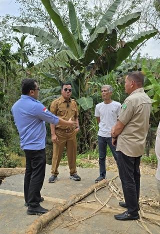 PT IKN Kolaborasi Bersama Pemkab Kuansing Bangun Jembatan Darurat Di Inuman