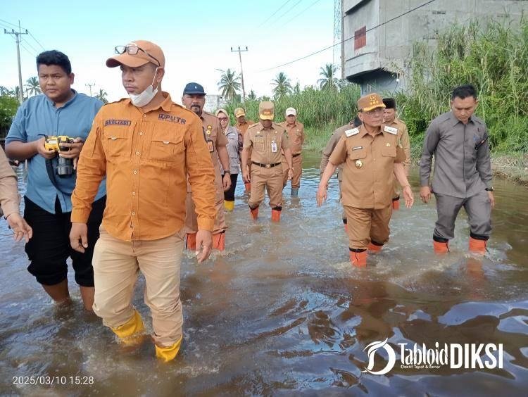 Bupati Rohil Tinjau Ruas Jalan dan Pemukiman Warga Terdampak Banjir Rob di Bagansiapiapi