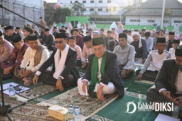 Bupati Rohil H. Bistamam Laksanakan Sholat Idul Fitri 1446 H Bersama Warga di Lapangan Perteba