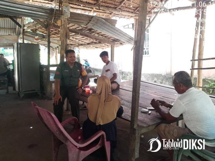 Wujudkan Kebersamaan, Babinsa Koramil 06/TM Kodim 0321/Rohil Laksanakan Komsos Wilayah Desa Binaan